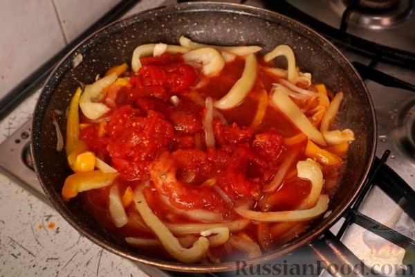 Шакшука с перцем, фетой и оливками