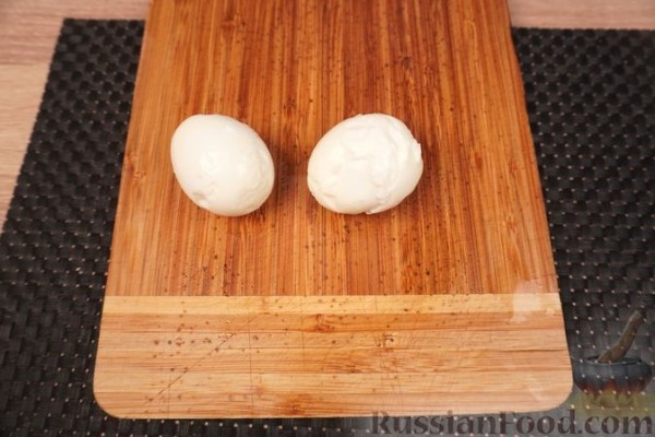 Карп, фаршированный свёклой и яйцами