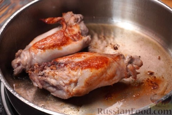 Кролик, томлённый в томатно-винном соусе с паприкой