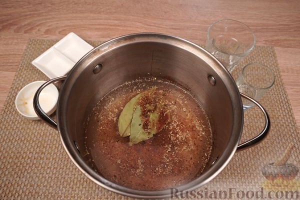 Пряная сельдь, маринованная с огурцами и луком
