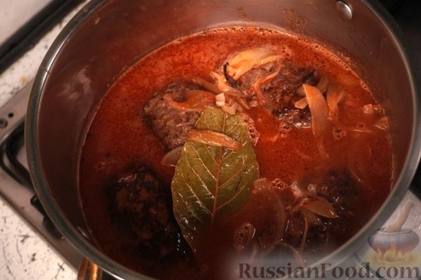 Мясные зразы с огурцами, морковью и беконом