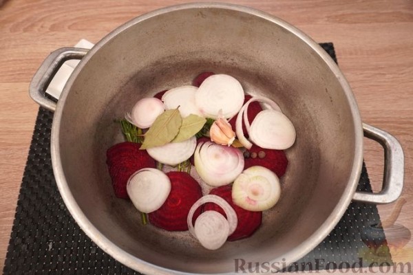 Карп, фаршированный свёклой и яйцами