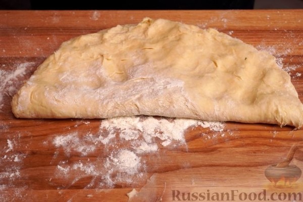 Пирожки-треугольники из рубленого теста на пиве, с курицей