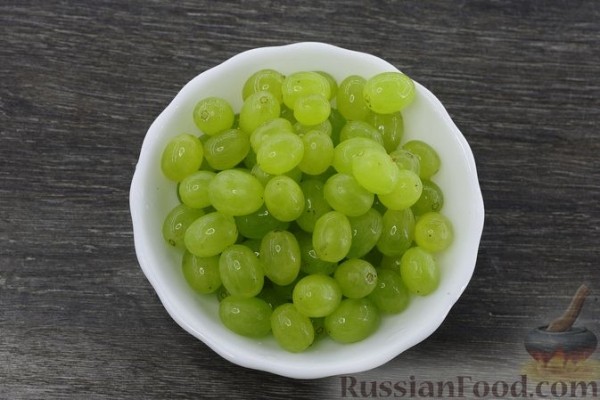 Шарлотка с виноградом