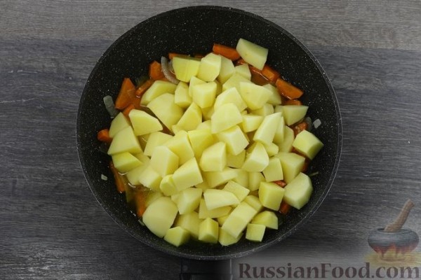 Картофельное рагу с кабачками и тушёнкой