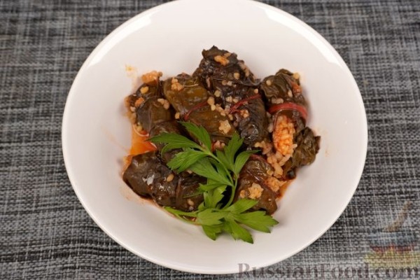 Сарма из свекольной ботвы с рисом и булгуром