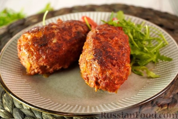 Мясные зразы с огурцами, морковью и беконом