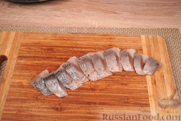 Пряная сельдь, маринованная с огурцами и луком