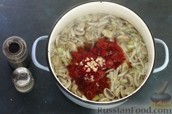 Постный борщ с пекинской капустой и грибами