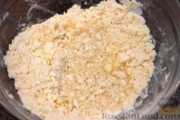 Пирожки-треугольники из рубленого теста на пиве, с курицей