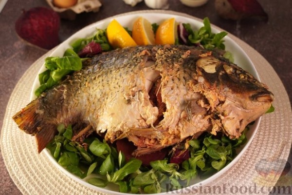 Карп, фаршированный свёклой и яйцами