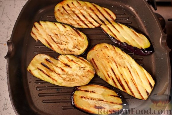 Рулетики из баклажанов с яйцами и сыром