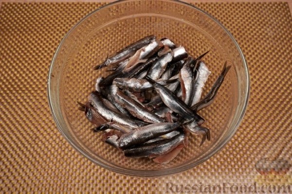 Брускетты с анчоусами в цитрусовом маринаде, фетой и оливками