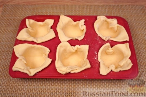 Закусочные слойки с курицей, яйцами и сыром Закусочные слойки с курицей, яйцами и сыром