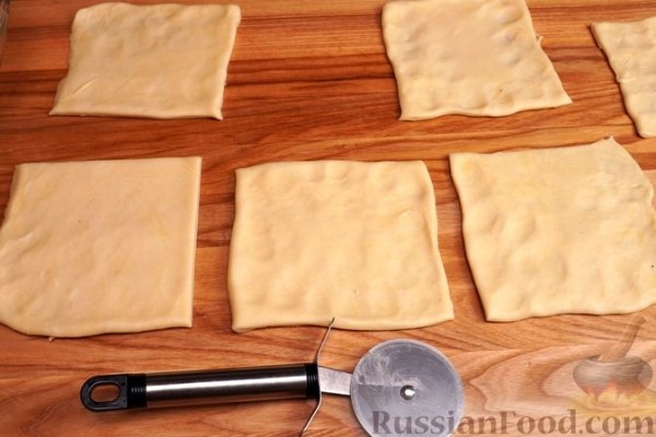 Пирожки-треугольники из рубленого теста на пиве, с курицей