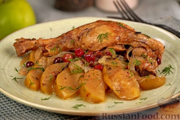 Утка, томлённая в сидре, с яблоками, клюквой и пряными травами