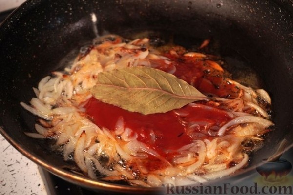 Мясные зразы с огурцами, морковью и беконом