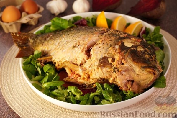 Карп, фаршированный свёклой и яйцами