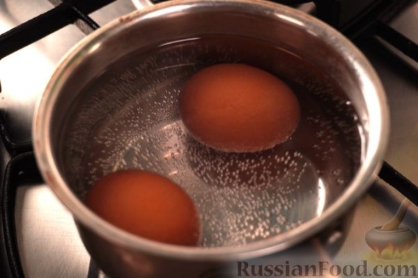 Карп, фаршированный свёклой и яйцами