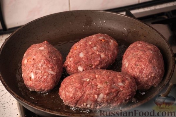 Мясные зразы с огурцами, морковью и беконом