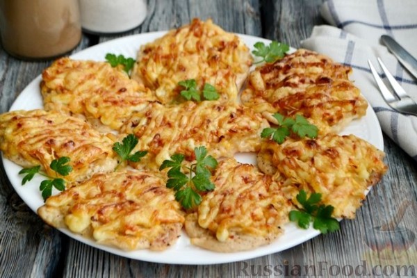 Куриное филе, запечённое с яблоками и сыром