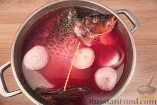 Карп, фаршированный свёклой и яйцами