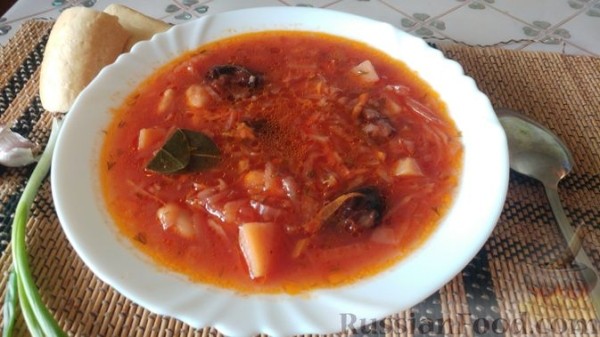 Постный борщ с пекинской капустой, фасолью и черносливом