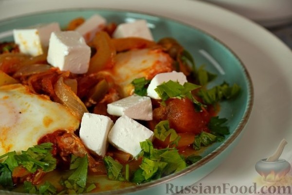 Шакшука с перцем, фетой и оливками