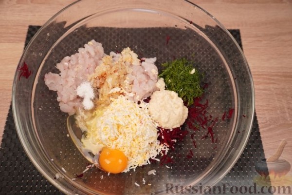 Карп, фаршированный свёклой и яйцами