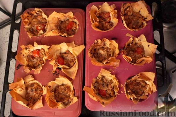 Закусочные корзинки из теста фило с грибами, фетой и томатами