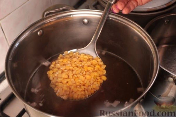 Гороховый суп с копчёными рёбрышками и беконом