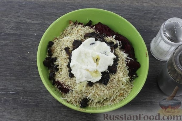 Рулетики из баклажанов со свёклой, сыром и черносливом