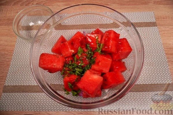 Карпузосалата (салат из арбуза с фетой и красным луком)