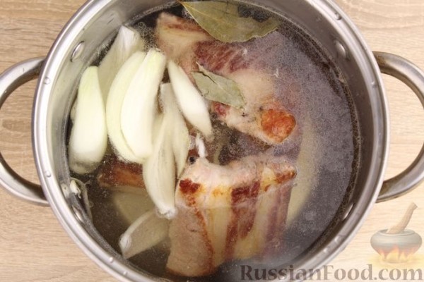 Красный борщ со свиными рёбрами, квашеной капустой и кукурузой