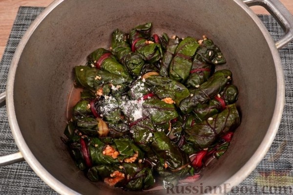 Сарма из свекольной ботвы с рисом и булгуром