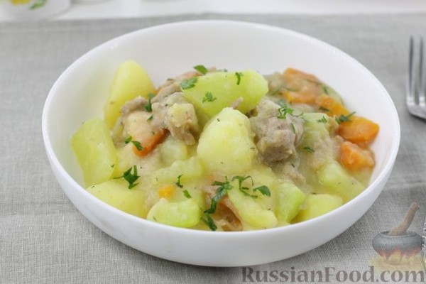 Картофельное рагу с кабачками и тушёнкой