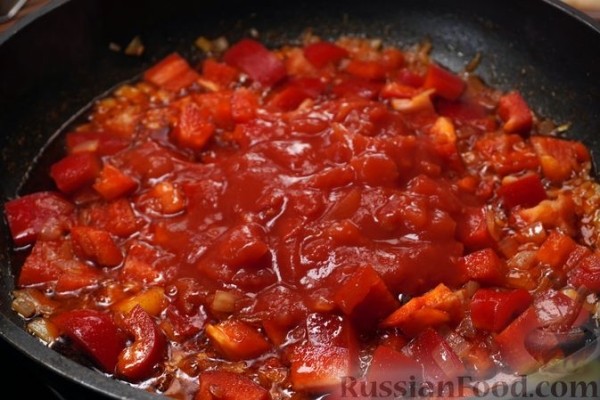 Кролик, томлённый в томатно-винном соусе с паприкой