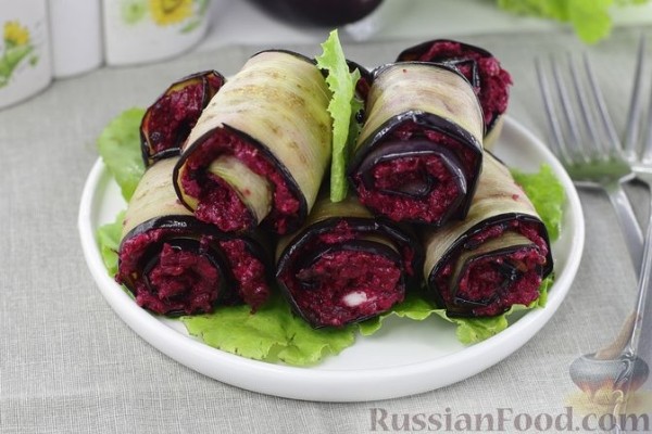 Рулетики из баклажанов со свёклой, сыром и черносливом