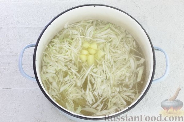 Борщ с говядиной и свекольным отваром