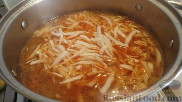Постный борщ с пекинской капустой, фасолью и черносливом