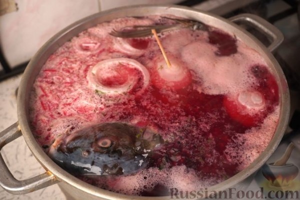 Карп, фаршированный свёклой и яйцами