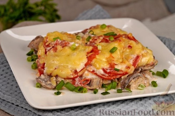 Курица, запечённая с баклажанами и грибами