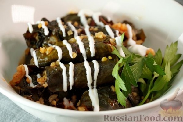 Сарма из свекольной ботвы с рисом и булгуром