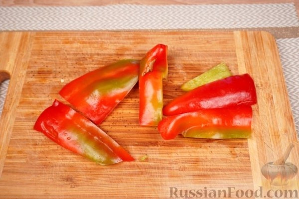 Рыба, запеченная в фольге с лимоном на овощной подушке