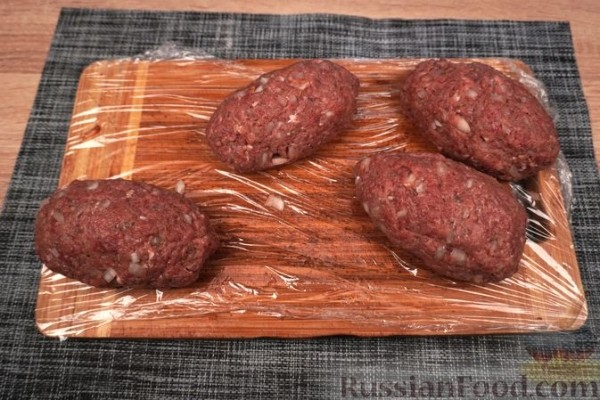 Мясные зразы с огурцами, морковью и беконом