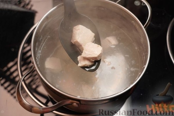 Красный борщ с кабачками и куриным филе