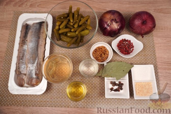 Пряная сельдь, маринованная с огурцами и луком