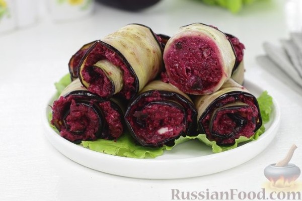Рулетики из баклажанов со свёклой, сыром и черносливом