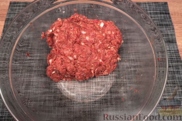 Мясные зразы с огурцами, морковью и беконом