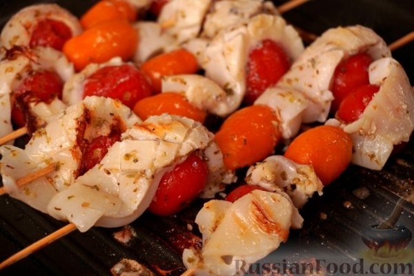Сувлаки (шашлычки) из кальмаров и томатов черри